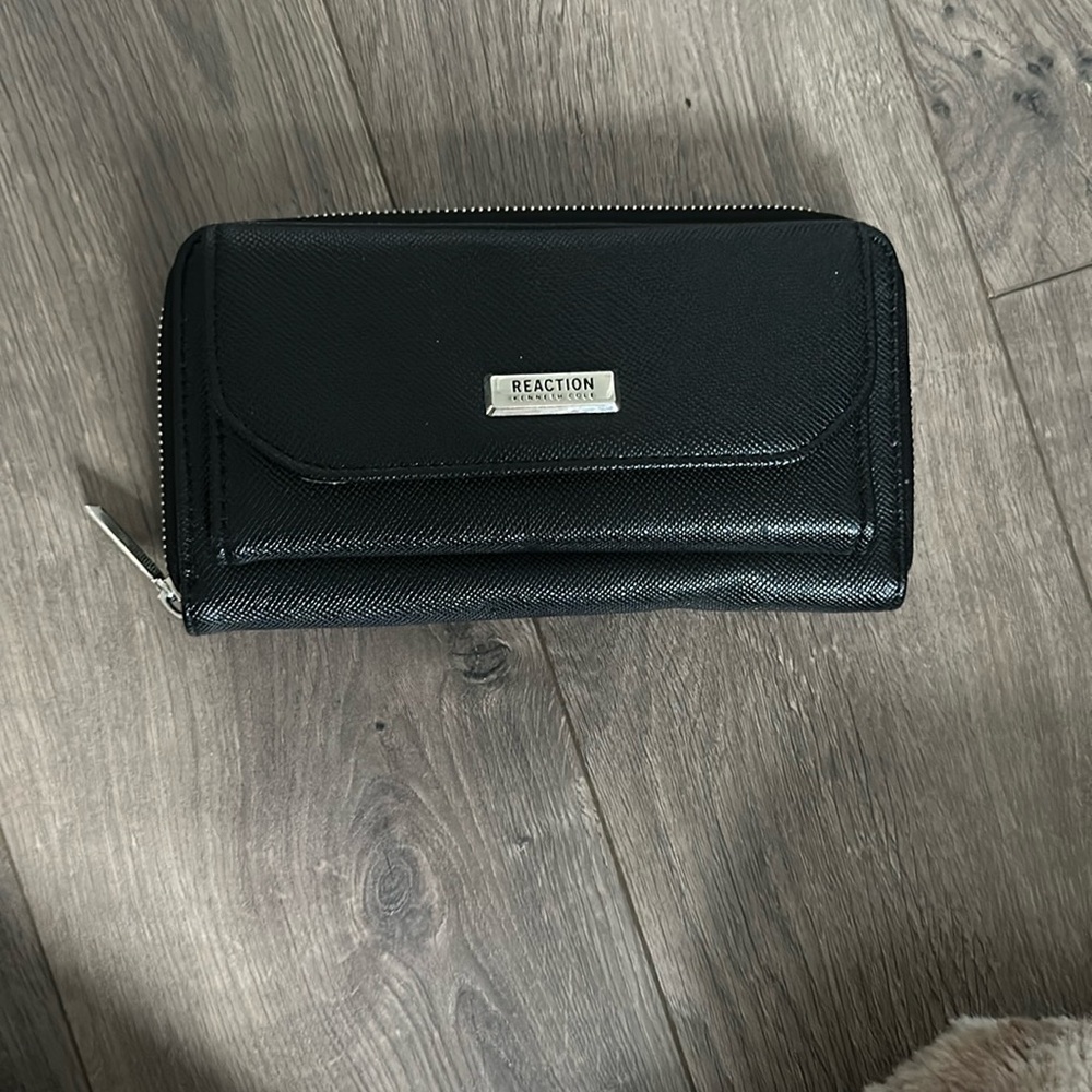 Kenneth Cole Reaction Black Zip Wallet